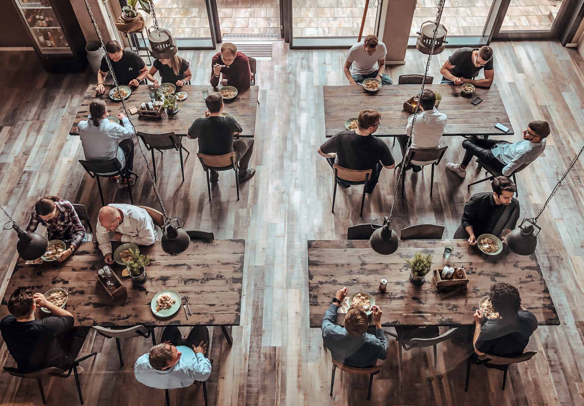 Zusammensitzen im Marktplatz Gruppenfoto vom Team